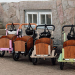 Søskendepakken - 4 børneladcykler inkl. hjelm, flaskeholder, håndtag i 2 farver og ringklokke (kopi) - BørnecyklerneChantyBørnecyklerneSortSøskendepakken - 4 børneladcykler inkl. hjelm, flaskeholder, håndtag i 2 farver og ringklokke (kopi)Sort